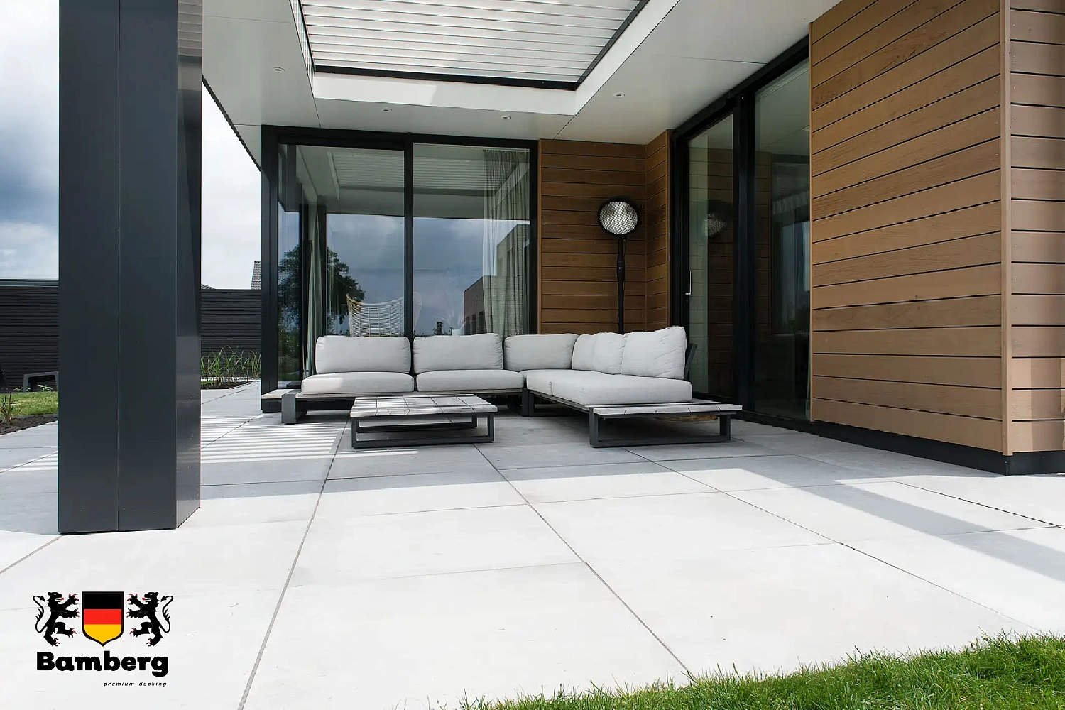 Террасная доска ДПК BAMBERG Lebanese Cedar в оформлении фасада